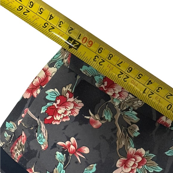 Elevenses - Anthropologie pants. Flowered print on grey background. Size 4 - Picture 15 of 16